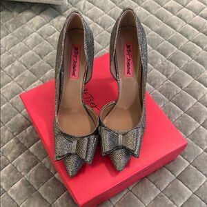 Betsey Johnson Silver Elegant Bow Heels Prince Pewter